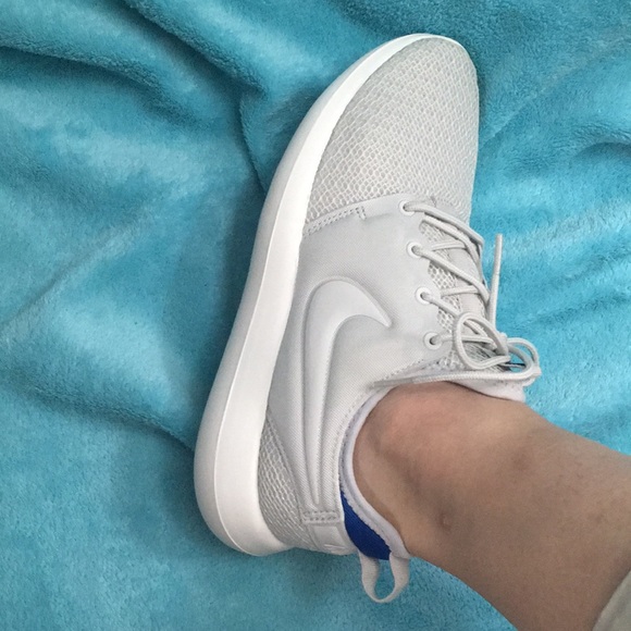 Nike Women's Roshe Two Running Shoe // new in box - Picture 8 of 8